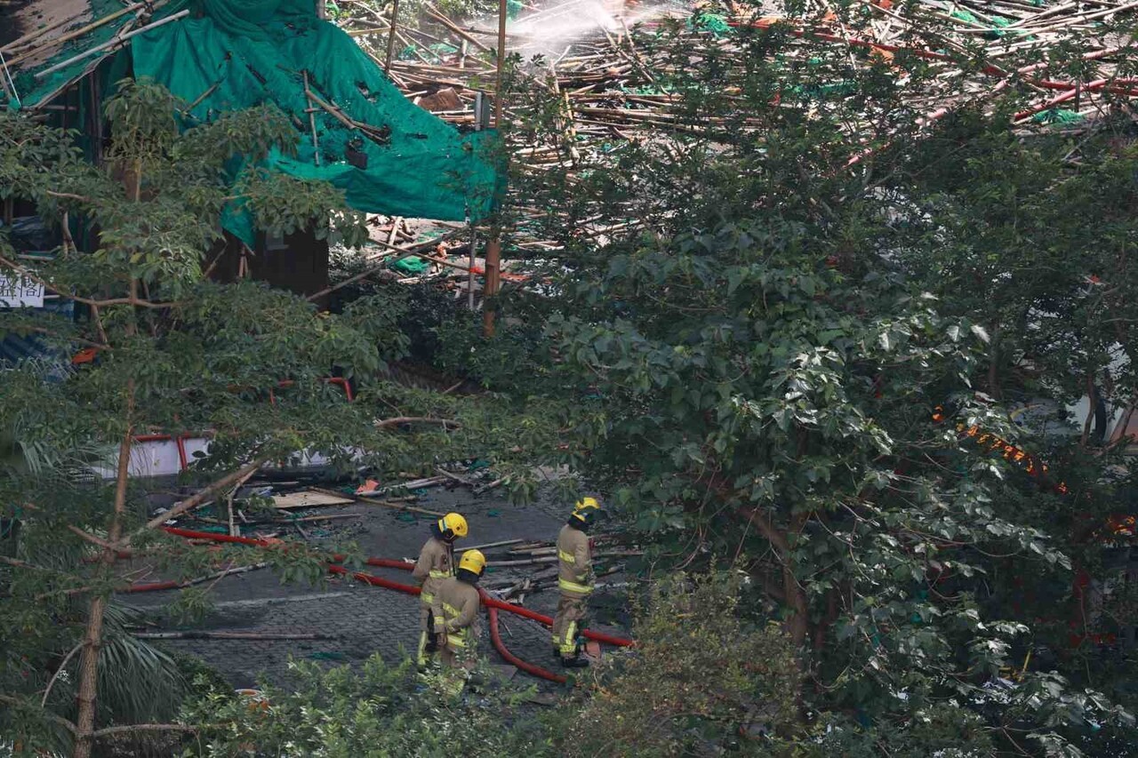 HONG KONG'DAKİ YANGIN FACİASINDA HAYATINI KAYBEDENLERİN SAYISININ 128’E YÜKSELDİĞİ...