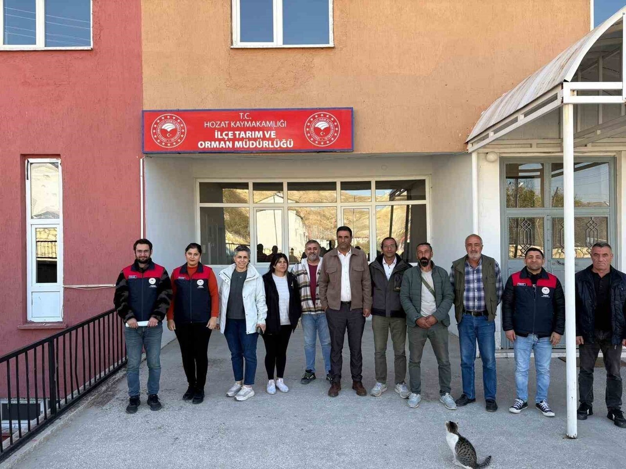 HOZAT İLÇE TARIM VE ORMAN MÜDÜRLÜĞÜ TARAFINDAN DÜZENLENEN ARICILIK EĞİTİMİNE KATILAN 14 KURSİYER...