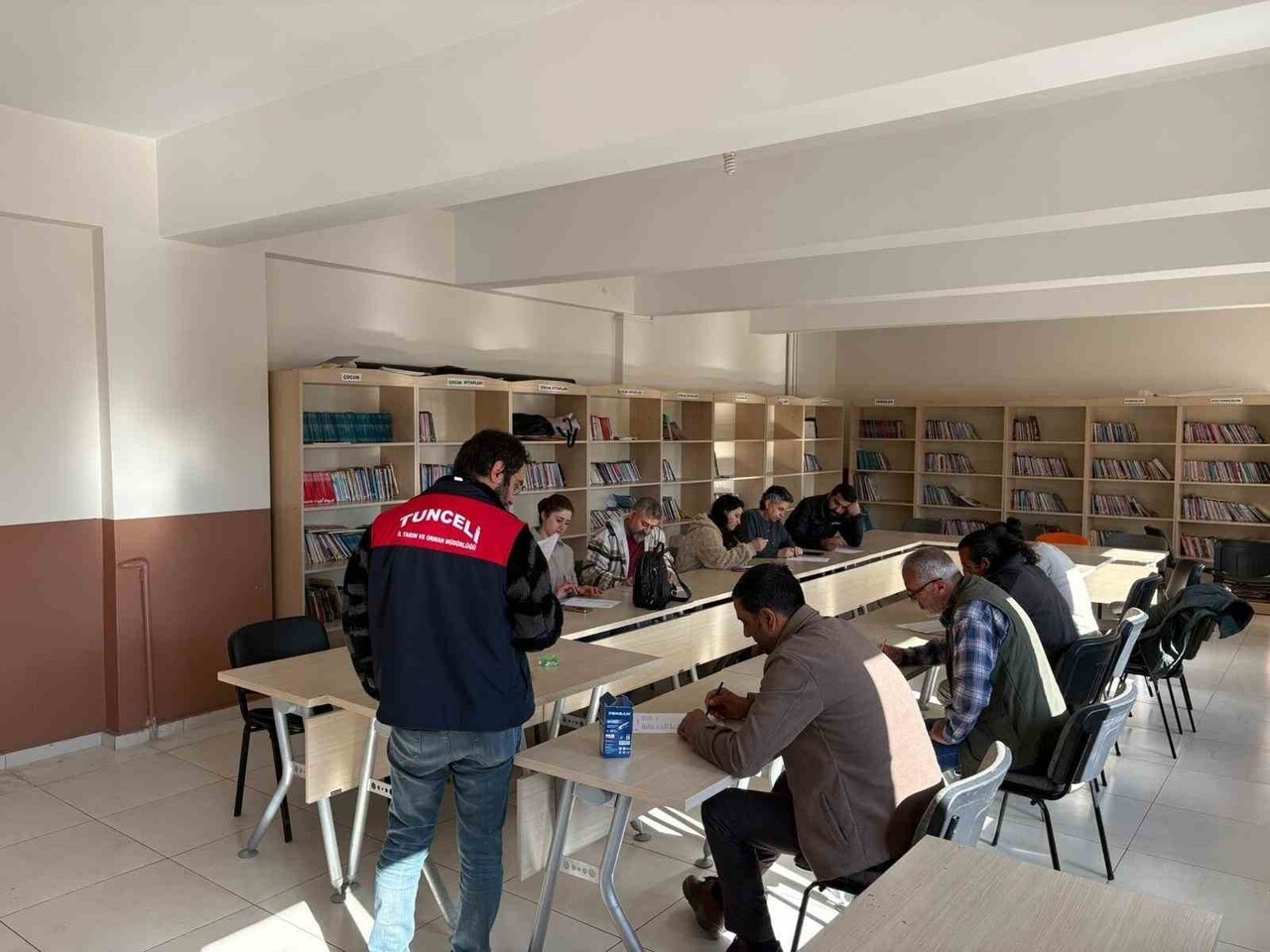 HOZAT İLÇE TARIM VE ORMAN MÜDÜRLÜĞÜ TARAFINDAN DÜZENLENEN ARICILIK EĞİTİMİNE KATILAN 14 KURSİYER...