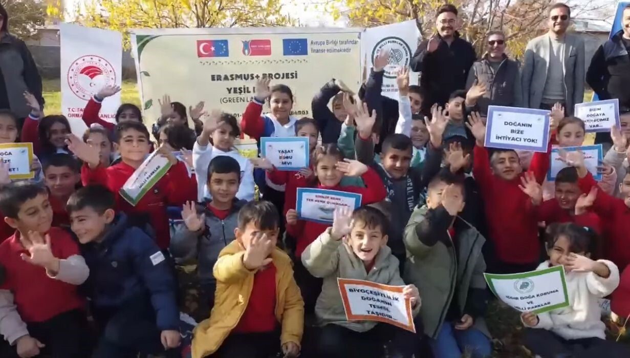 IĞDIR'DA ÖĞRENCİLERE ÇEVRE BİLİNCİNİ ÖĞRETMEK AMACIYLA "YEŞİL DİLLER" PROJESİ KAPSAMINDA EĞİTİM VE...