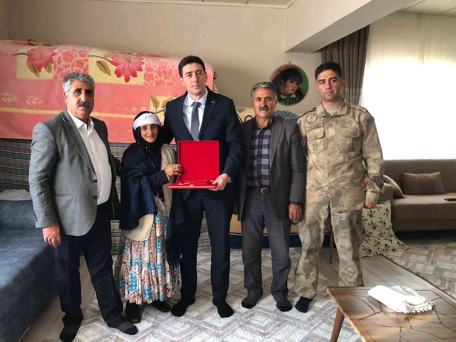 IĞDIR'IN KARAKOYUNLU KAYMAKAMI FATİH ERDOĞAN, ŞEHİT HAVACI ER NURETTİN MANAZ’IN AİLESİNİ ZİYARET...