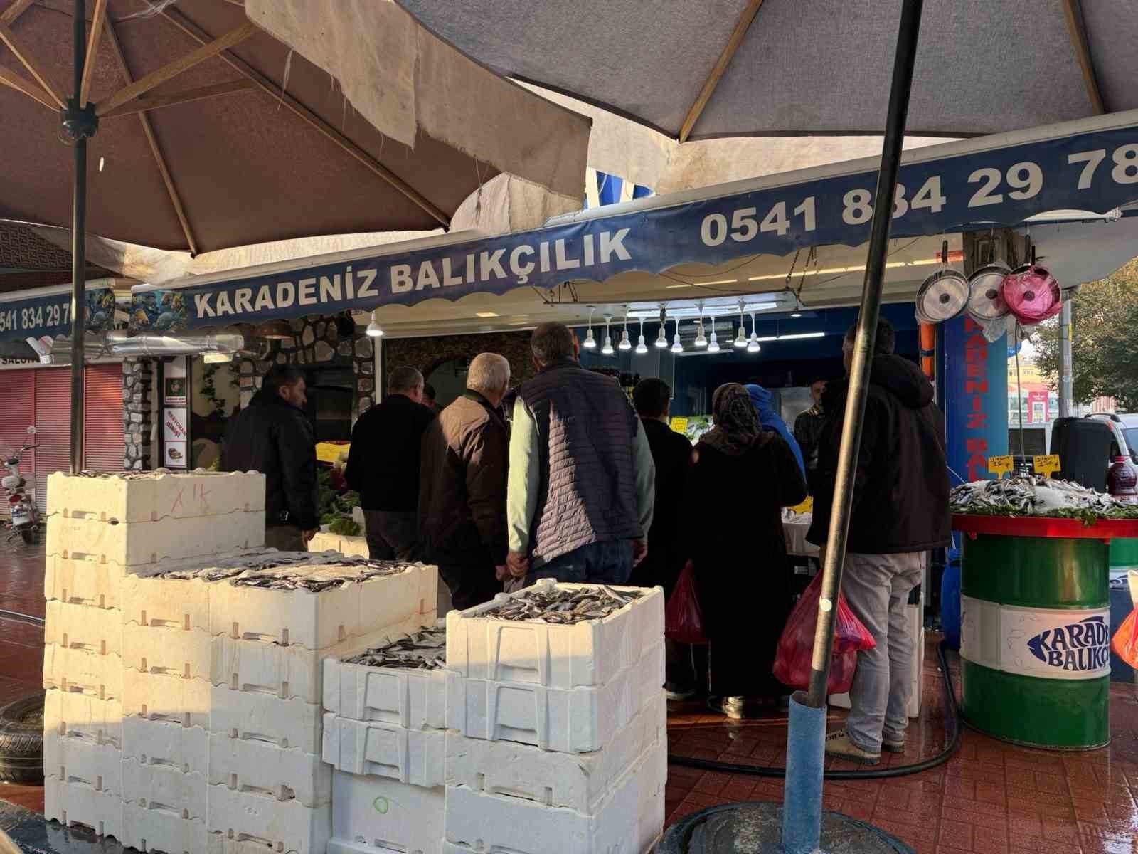 IĞDIR’DA BİR BALIKÇI, 3 KİLOGRAM HAMSİNİN FİYATINI 100 LİRAYA DÜŞÜRDÜ. UYGULANAN İNDİRİM SONRASI...