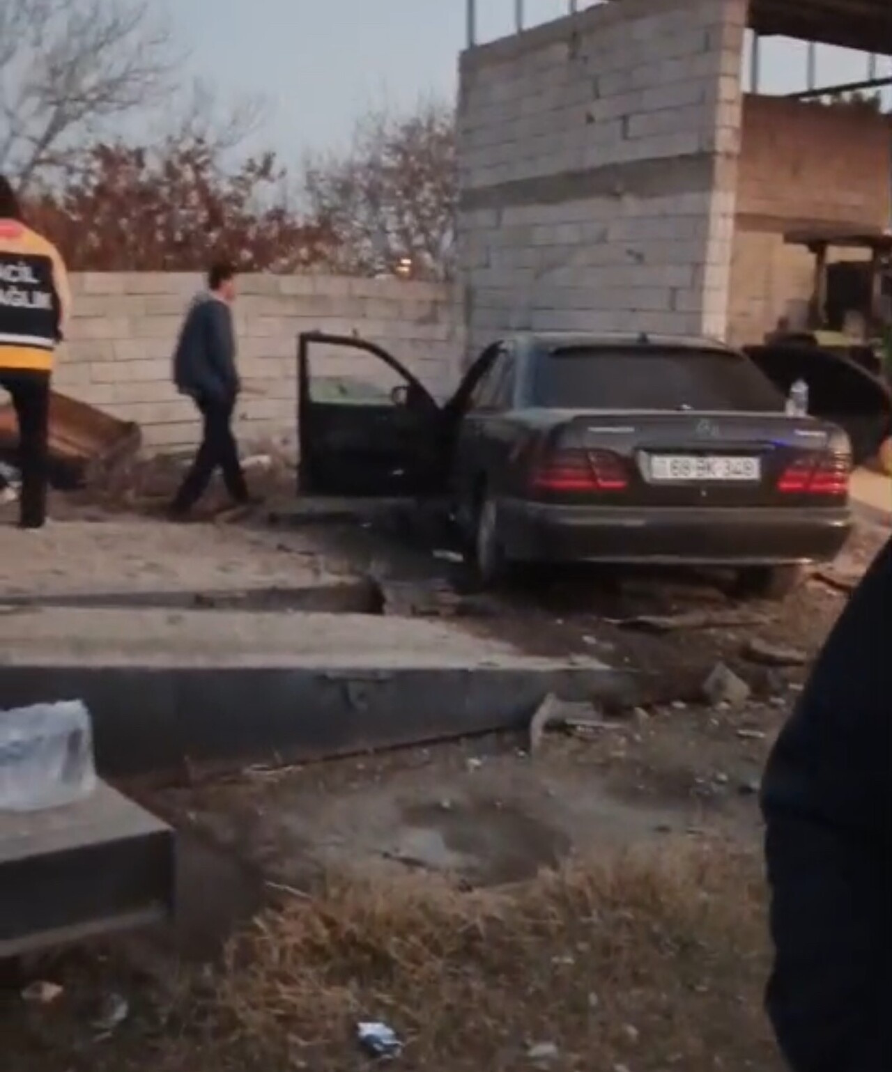 IĞDIR HAVALİMANI YOLU KAVŞAĞINDA KAZA: AZERBAYCAN PLAKALI ARAÇ YOLDAN ÇIKTI