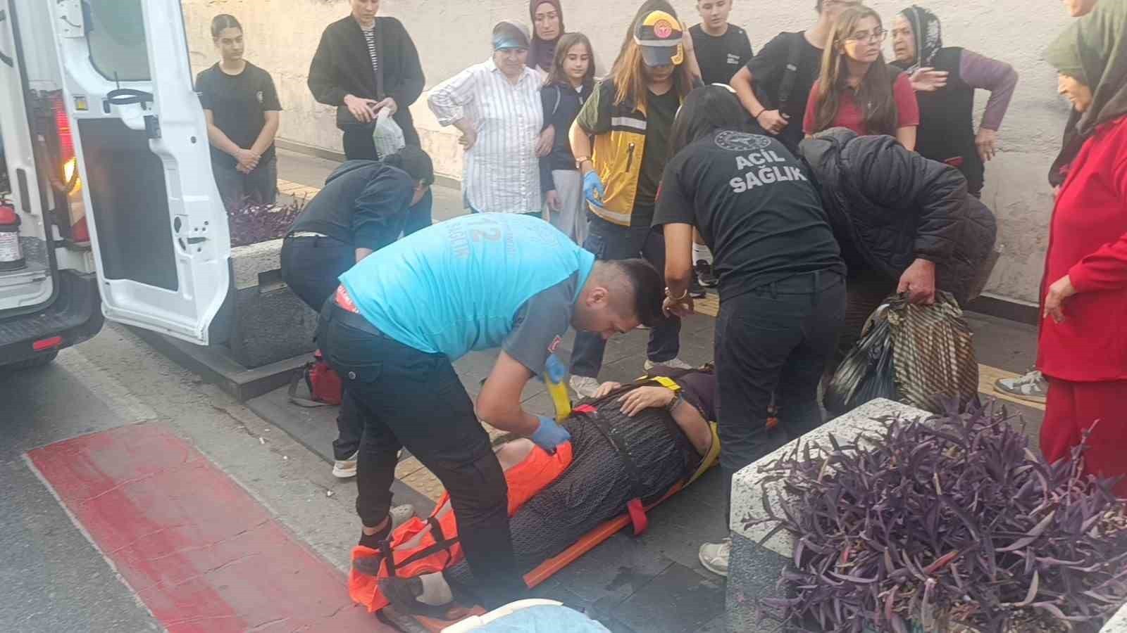 İHBAR ÜZERİNE ADRESE SAĞLIK VE POLİS EKİPLERİ SEVK EDİLDİ. ACI İÇİNDE KIVRANAN YARALI KADIN SAĞLIK...