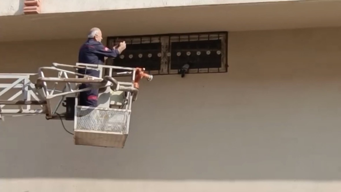 İHBAR ÜZERİNE KISA SÜREDE BÖLGEYE GELEN EKİPLER, YAPTIKLARI TİTİZ ÇALIŞMA SONUCU GÜVERCİNİ...