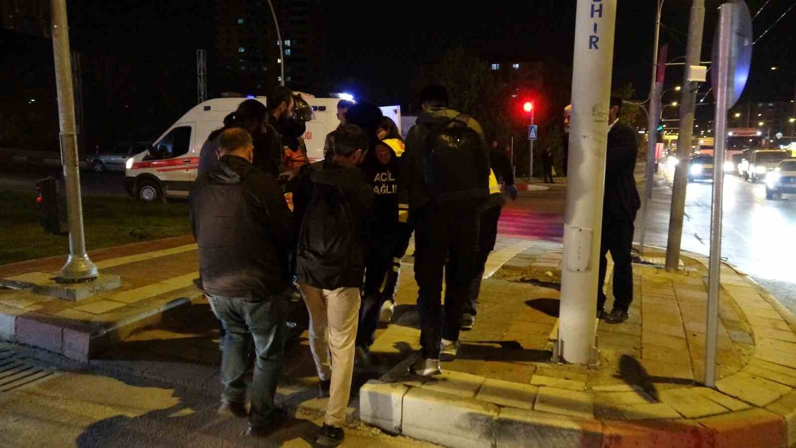 İKİ ARACIN KARIŞTIĞI KAZADA ORTALIK SAVAŞ ALANINA DÖNDÜ: 3 YARALI