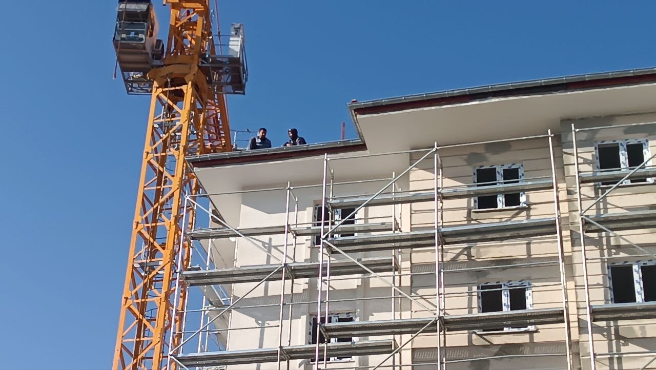 İKİ İŞÇİ ATLAMAK İSTEDİ, DİĞERLERİ İSE İŞLERİNE DEVAM ETTİ