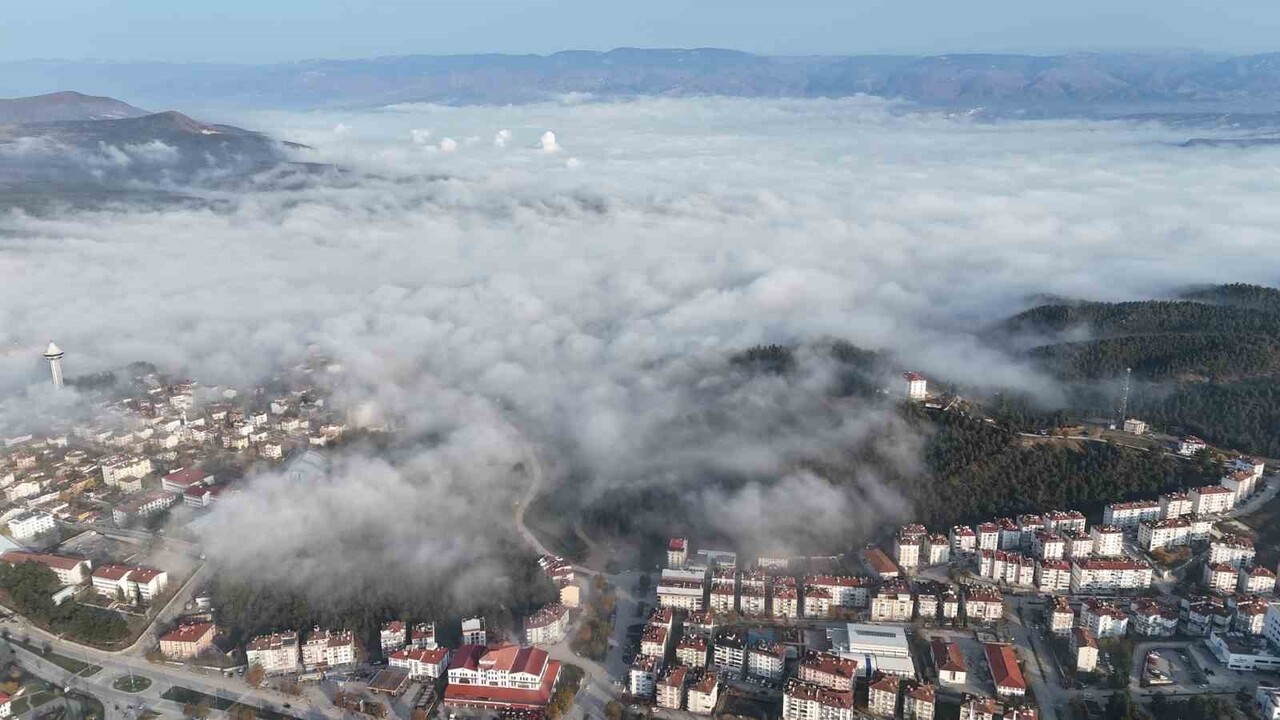 İLÇE MERKEZİ SABAH SAATLERİNDE ETKİLİ OLAN SİS TABAKASIYLA KAPLANIRKEN, BOYABAT KALESİ VE ÇEVRESİ...