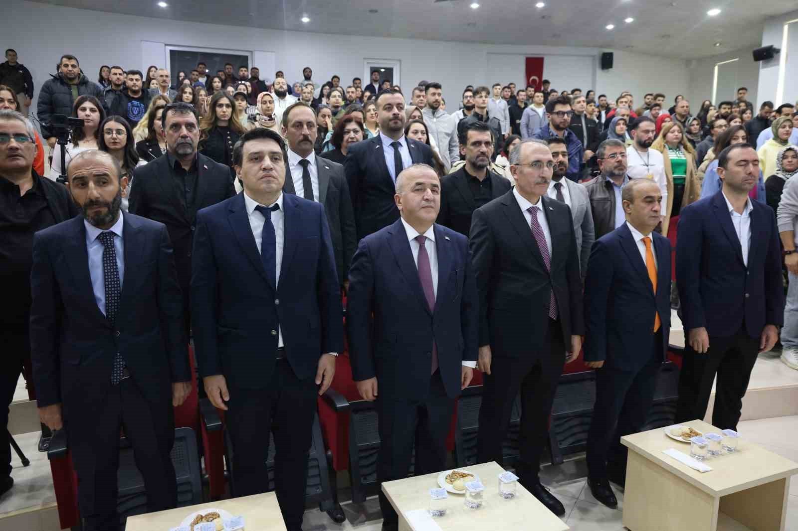 İLETİŞİM FAKÜLTESİNDE ‘İLETİŞİM GÜNLERİ’ PROJESİNDE ÖĞRENCİLERLE BİR ARAYA GELEN ELAZIĞ VALİSİ...