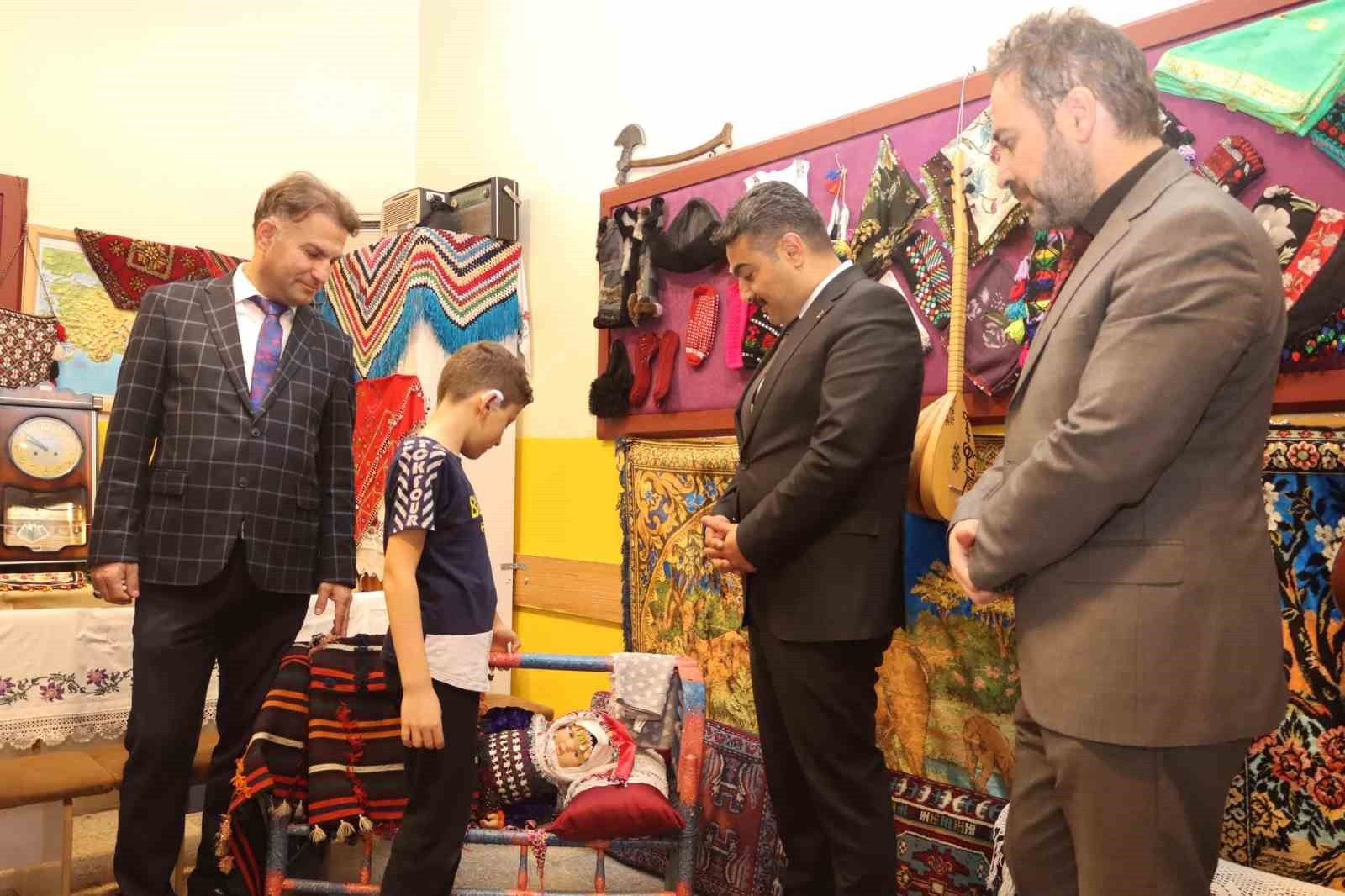 İLKOKUL ÖĞRENCİLERİ TÜRK KÜLTÜRÜNÜ TANITTI