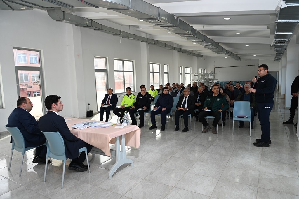 İNÖNÜ' DE YAKLAŞAN KIŞ MEVSİMİ ÖNCESİ İLÇE GENELİNDE ALINACAK ÖNLEMLER MASAYA YATIRILDI. BELEDİYE...