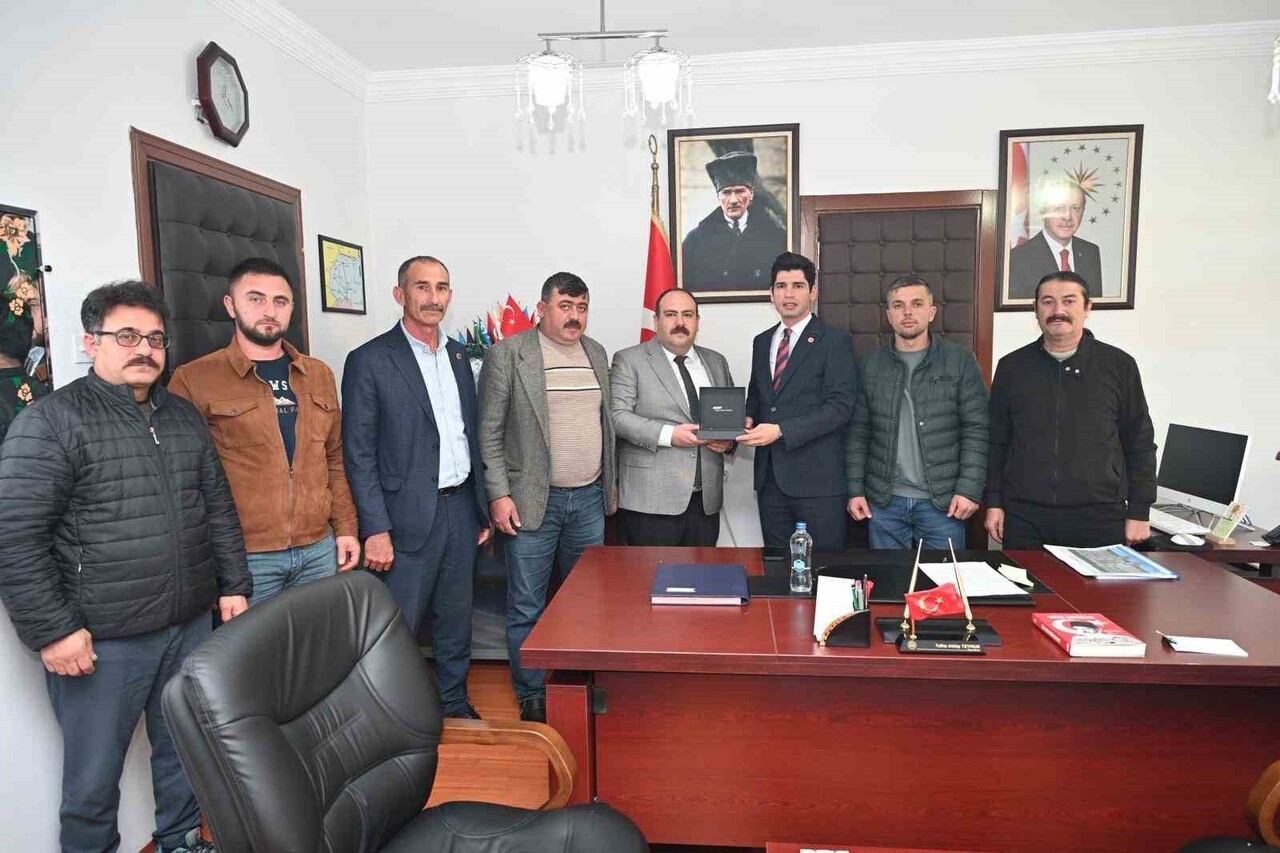 İNÖNÜ BELEDİYE BAŞKANI SERHAT HAMAMCI VE BERABERİNDEKİ MECLİS ÜYELERİ, İLÇEYE YENİ ATANAN İNÖNÜ...