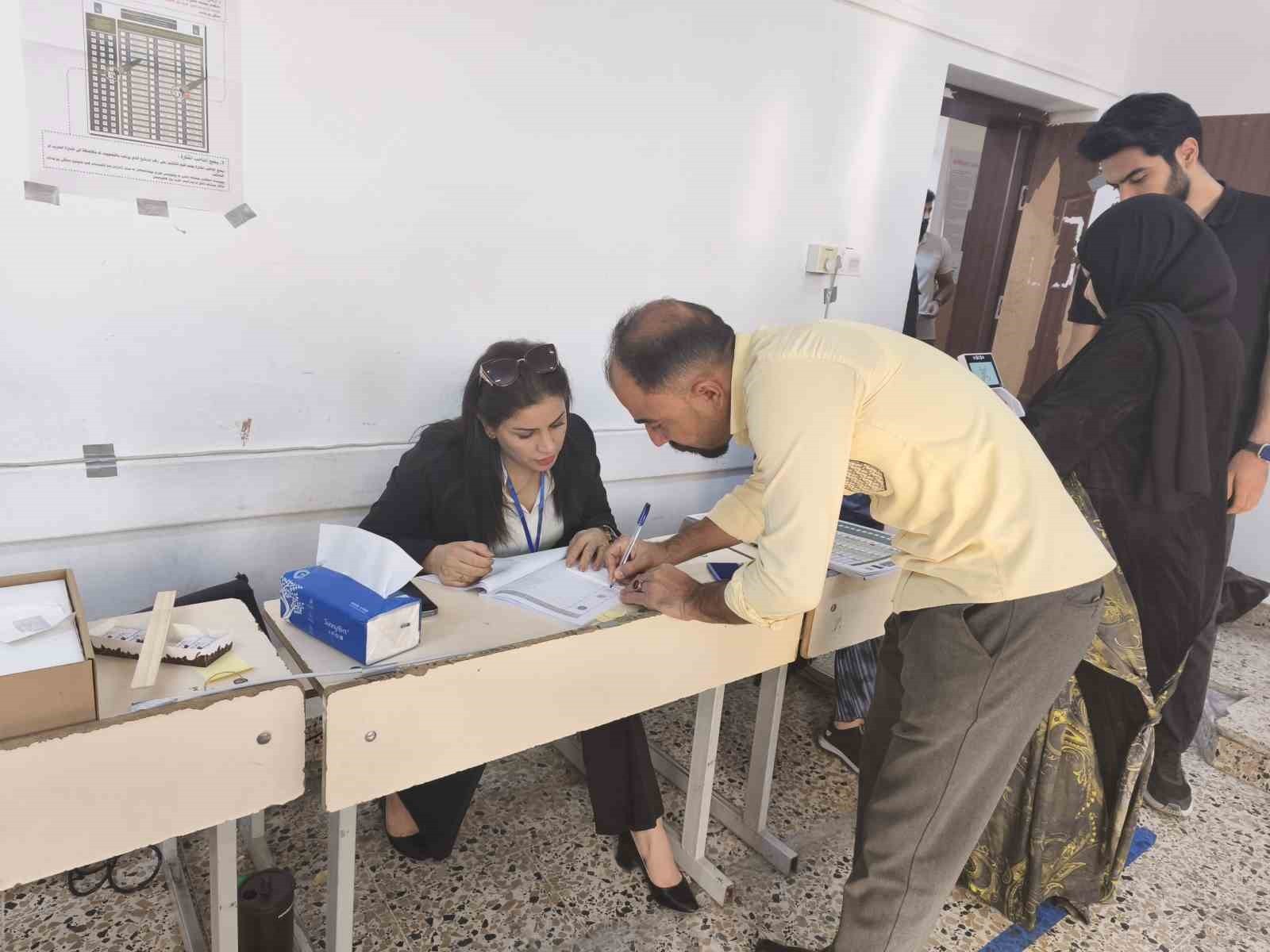 IRAK’TA 21 MİLYONA YAKIN SEÇMEN 6. DÖNEM MİLLETVEKİLLERİNİ BELİRLEMEK ÜZERE SAAT 07.00’DEN...