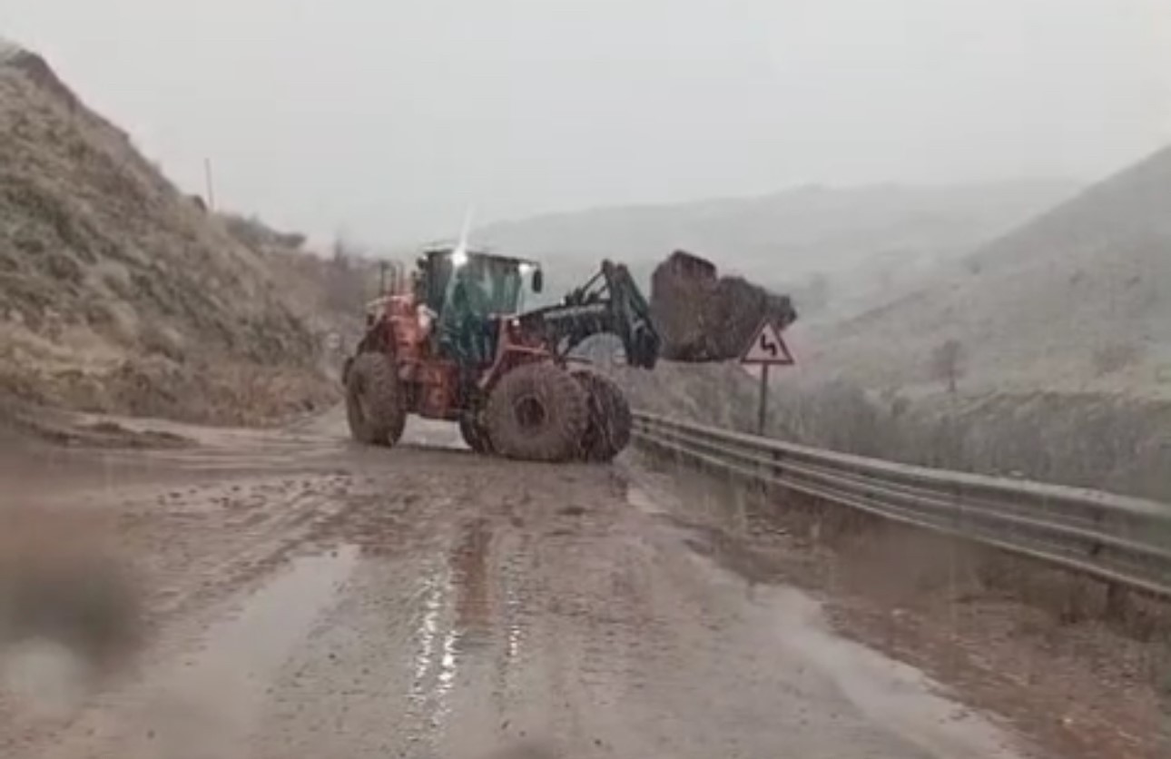 İŞ MAKİNESİ YOLDAKİ ÇALIŞMALARI