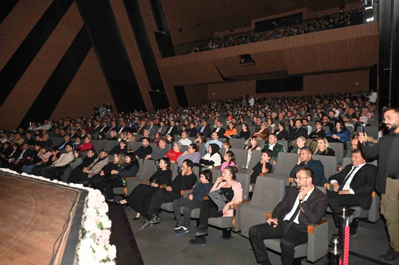 ISPARTA BELEDİYESİ ŞEHİR TİYATROLARI, “EYVAH YİNE KARIŞTI” ADLI KOMEDİ OYUNU İLE PERDELERİNİ...