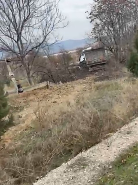 ISPARTA’DA SÜRÜCÜSÜNÜN KONTROLÜNDEN ÇIKAN TIR’IN BARİYERLERE VE ELEKTRİK DİREĞİNE ÇARPARAK TARLAYA...