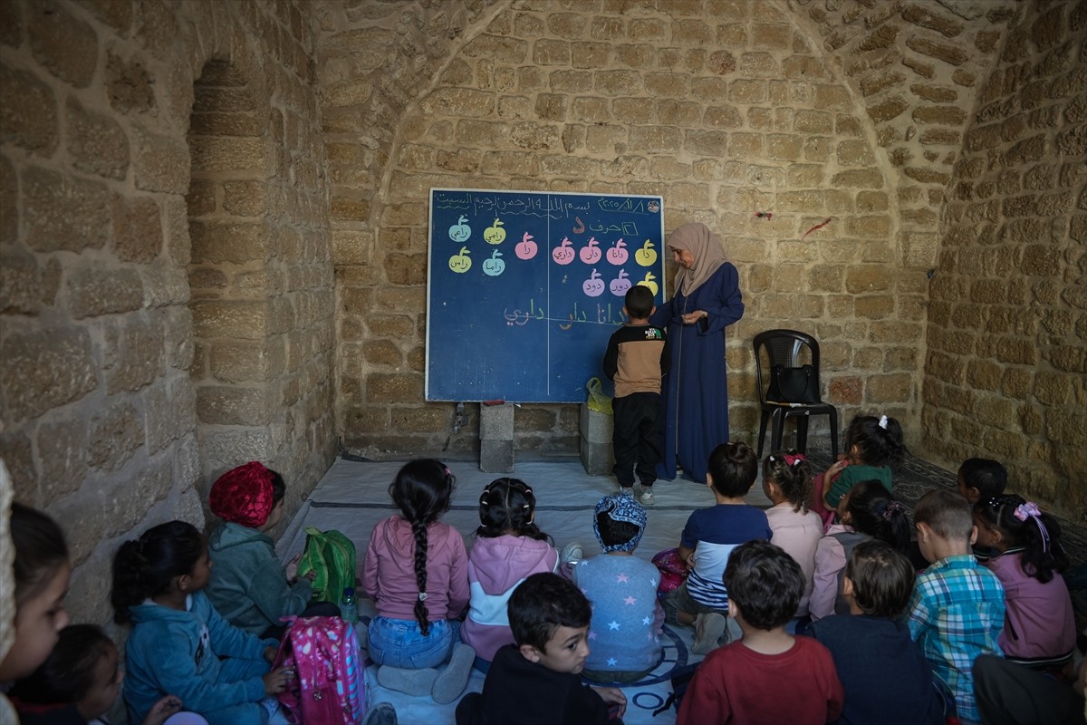 İsrail'in Gazze Şeridi'ne 2 yıl boyunca sürdürdüğü soykırımda eğitimden uzak kalan Filistinli...