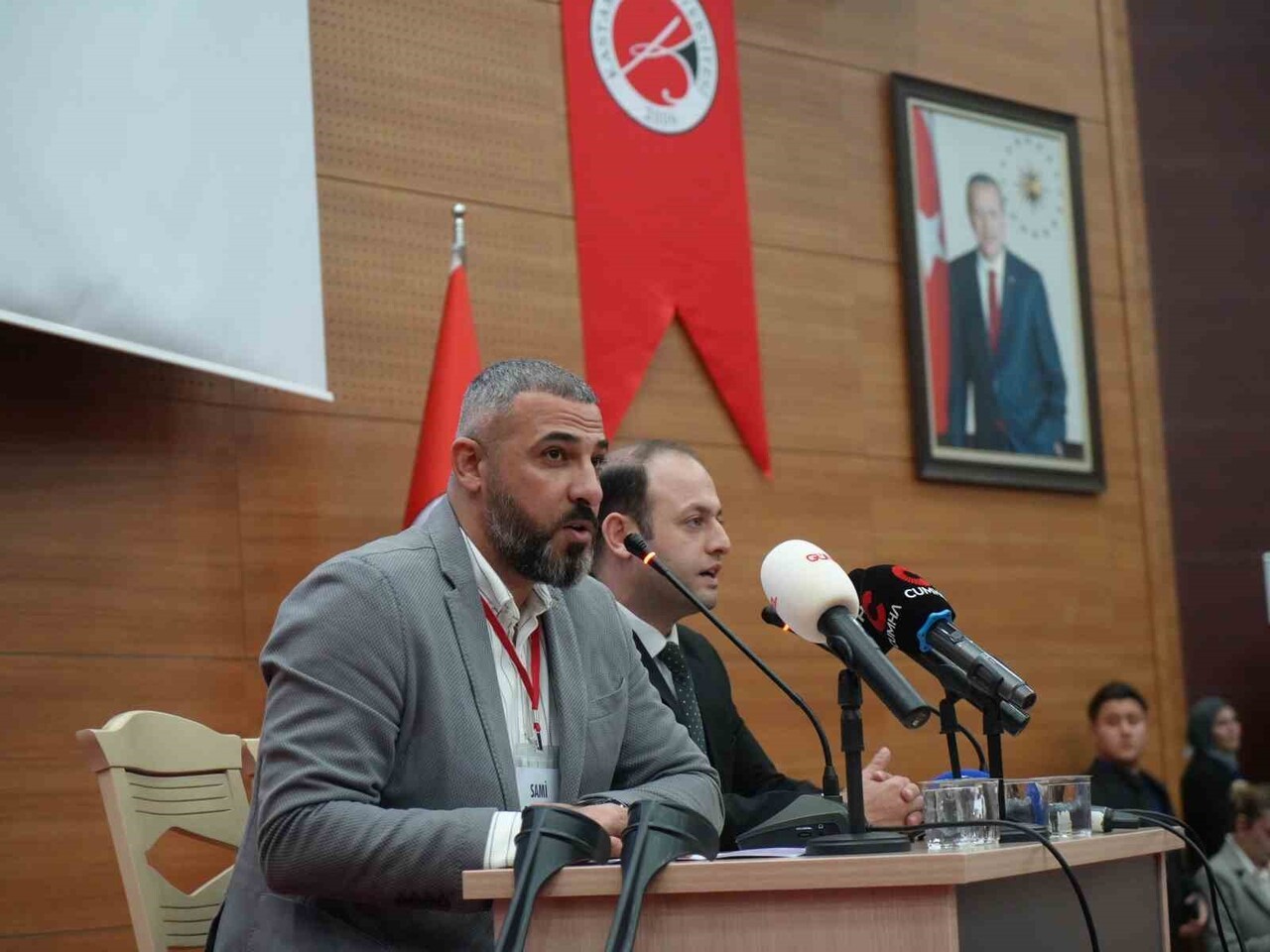 İSRAİL SALDIRILARINDA GÖREVİ BAŞINDAYKEN UĞRADIĞI SALDIRIDA SAĞ BACAĞINI KAYBEDEN GAZİ GAZETECİ...