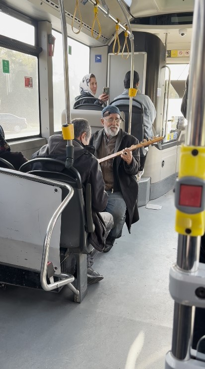 İSTANBUL'DA 48-A KEMERBURGAZ-ARNAVUTKÖY SEFERİNİ YAPAN BİR İETT OTOBÜSÜNDE RENKLİ ANLAR YAŞANDI....