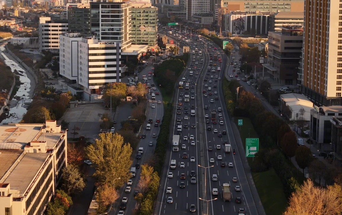 İSTANBUL'DA ARA TATİL SONRASI OKULLARIN YENİDEN AÇILMASIYLA BİRLİKTE TRAFİK YOĞUNLUĞU YÜZDE 80'E...