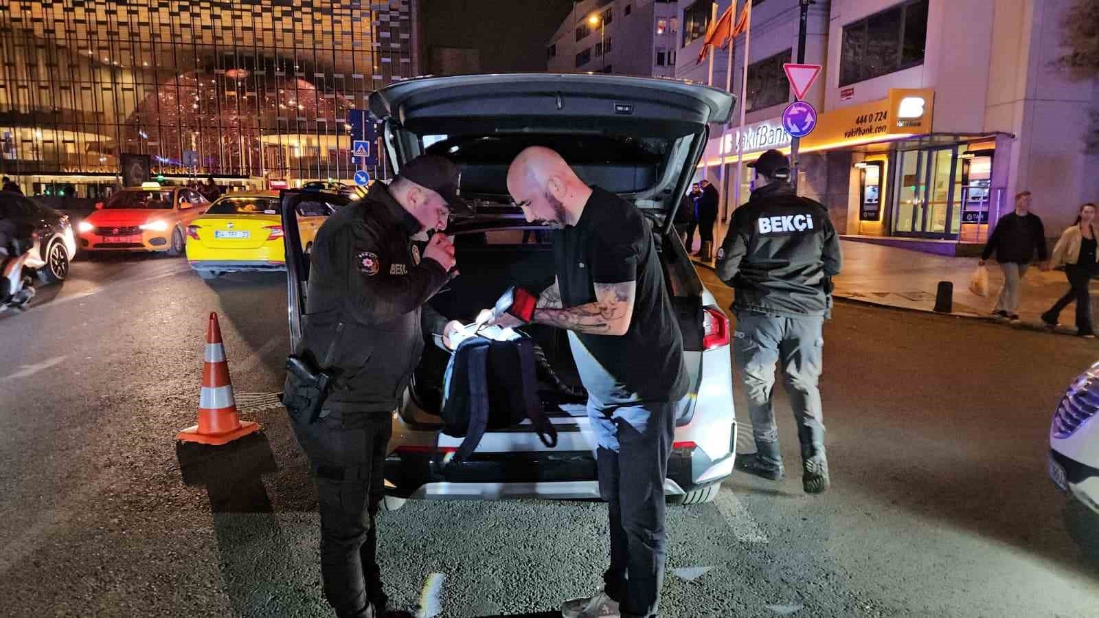 İSTANBUL'DA, ‘HUZUR İSTANBUL’ ADLI ASAYİŞ DENETİMİ GERÇEKLEŞTİRİLDİ. UYGULAMADA SÜRÜCÜLER VE...