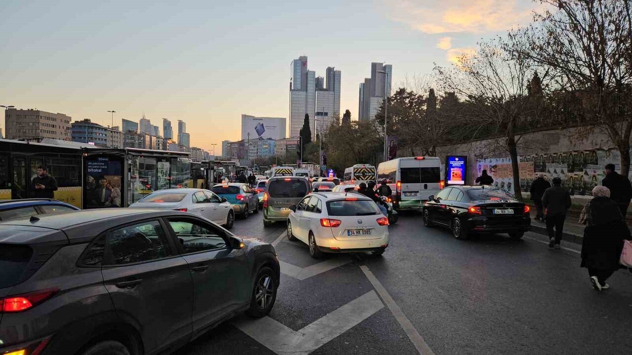 İSTANBUL'DA OKULLARIN AÇILMASIYLA TRAFİK YOĞUNLUĞU YAŞANDI