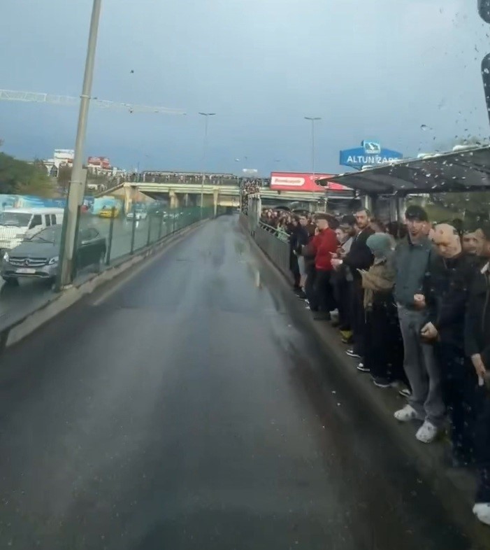İSTANBUL'DA SABAH SAATLERİNDE METROBÜSLERDE YAŞANAN TEKNİK AKSAKLIK NEDENİYLE ALTUNİZADE...