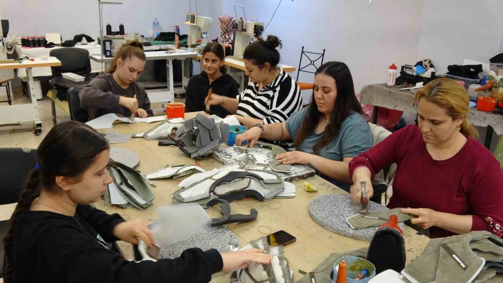 İSTANBUL'DAN SONRA TÜRKİYE'NİN EN BÜYÜK İKİNCİ AYAKKABI ÜRETİM MERKEZİ OLAN GAZİANTEP'TE, SEKTÖRÜN...