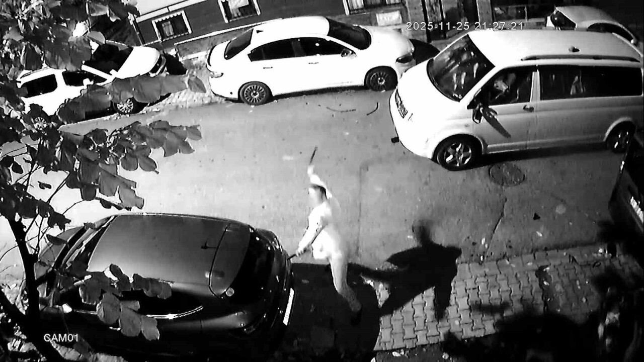 İSTANBUL'UN ÜMRANİYE İLÇESİNDE BİR KİŞİ, BOŞANMA AŞAMASINDA OLAN EŞİNE AİT OTOMOBİLİN CAMLARINI...