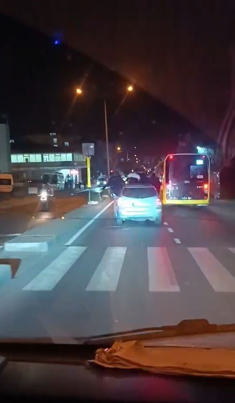 İSTANBUL ARNAVUTKÖY'DE BİR GRUP GENÇ, HAREKET HALİNDEKİ ARACIN KAPUTUNA VE CAMLARINA OTURARAK...