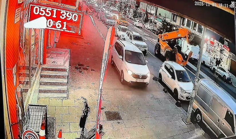 İSTANBUL ARNAVUTKÖY'DE YOĞUN TRAFİKTE BEKLEMEK İSTEMEYEN BİR SÜRÜCÜ, OTOMOBİLİYLE KALDIRIMA...