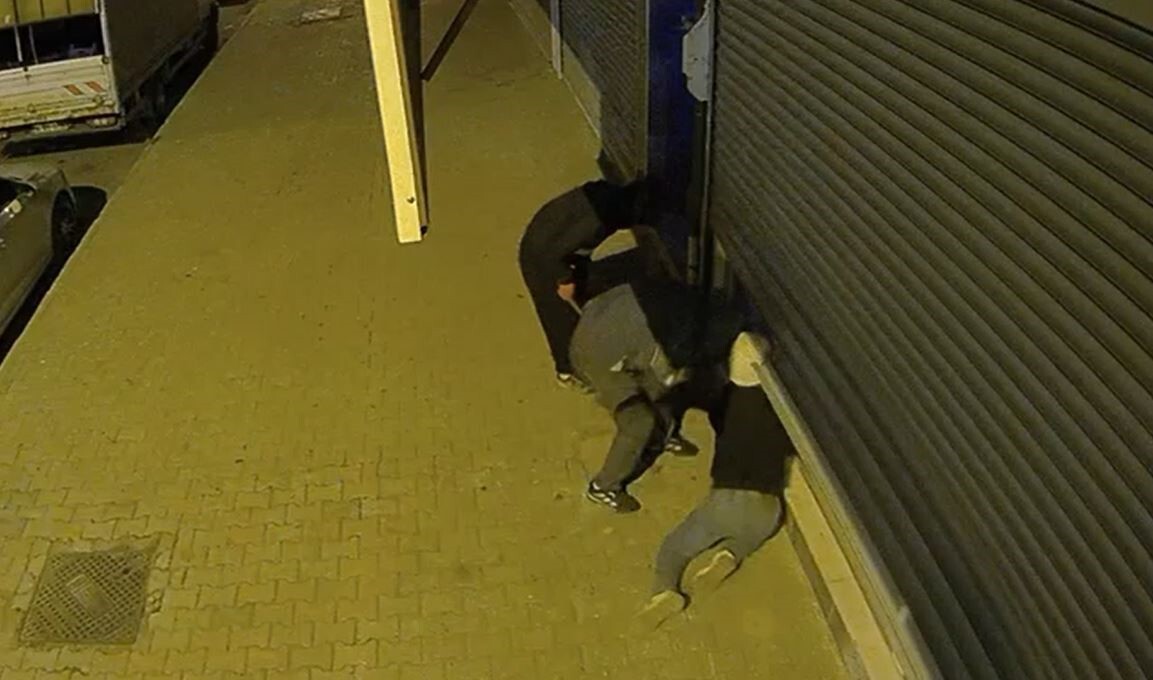 İSTANBUL BAŞAKŞEHİR'DE 5 KİŞİLİK BİR GRUP SOKAK ÜZERİNDE BULUNAN BİR İŞLETMEYE GİREREK KLİMALARI...