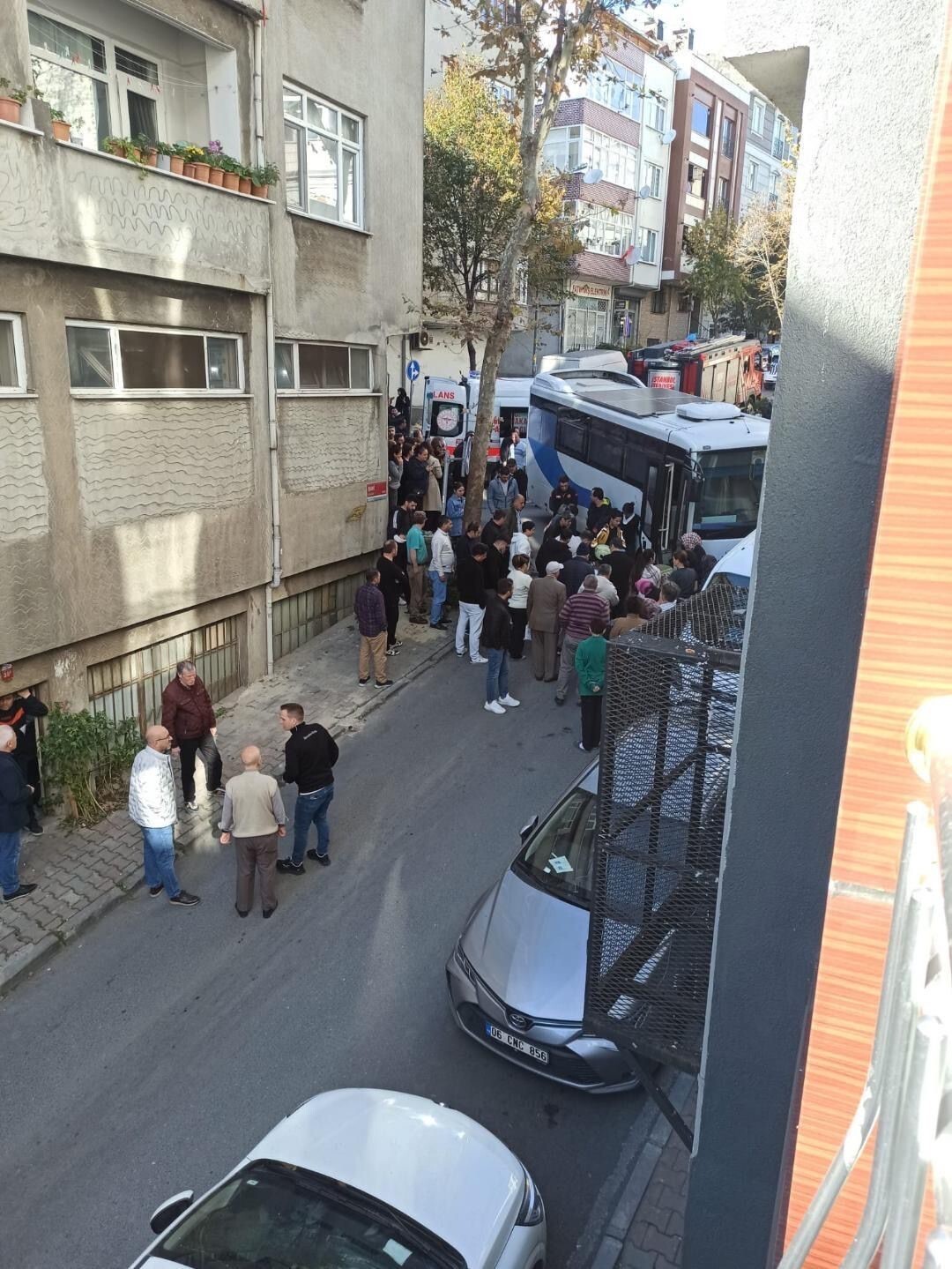 İSTANBUL BAYRAMPAŞA'DA EŞİNİN KULLANDIĞI MİNİBÜSTEN İNMEYE ÇALIŞAN KADIN, BİLİNMEYEN BİR NEDENLE...