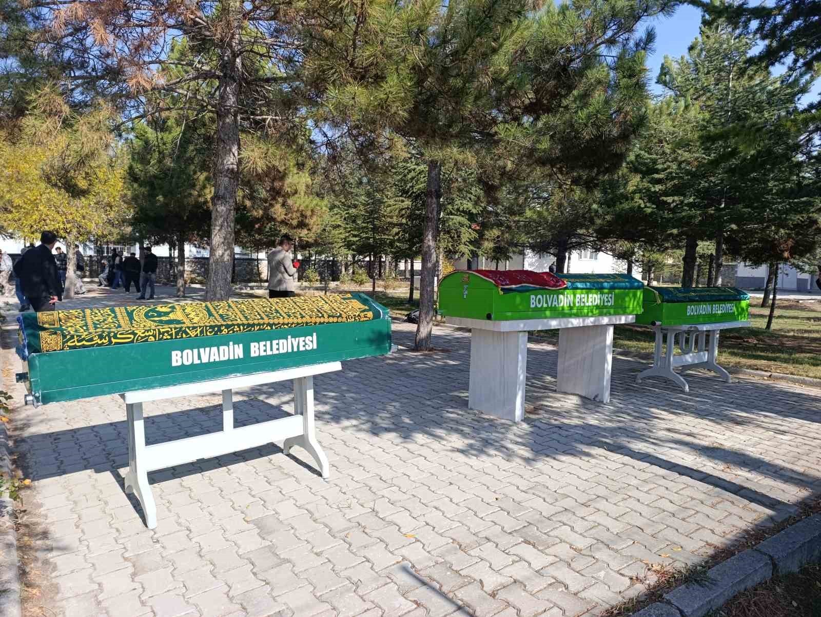 İSTANBUL BEŞİKTAŞ’TA YEDİKLERİ YEMEĞİN ARDINDAN ZEHİRLENEREK HAYATINI KAYBEDEN 2 ÇOCUK VE ANNENİN...