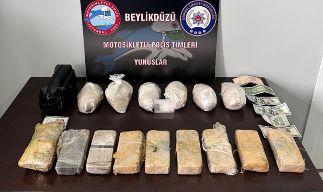 İSTANBUL BEYLİKDÜZÜ'NDE YAPILA ASAYİŞ UYGULAMASINDA DURDURULAN MOTOSİKLETTE 7 KİLO 840 GRAM EROİN...