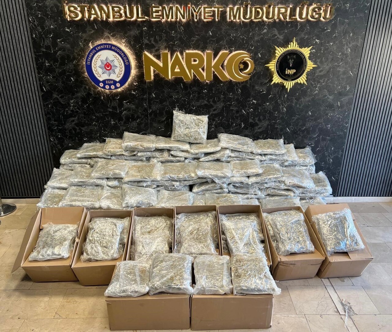 İSTANBUL’DA ZEHİR TACİRLERİNE YÖNELİK DÜZENLENEN OPERASYONLARDA, ‘MATBAA’ GÖRÜNTÜSÜ VERİLEN SÖZDE...