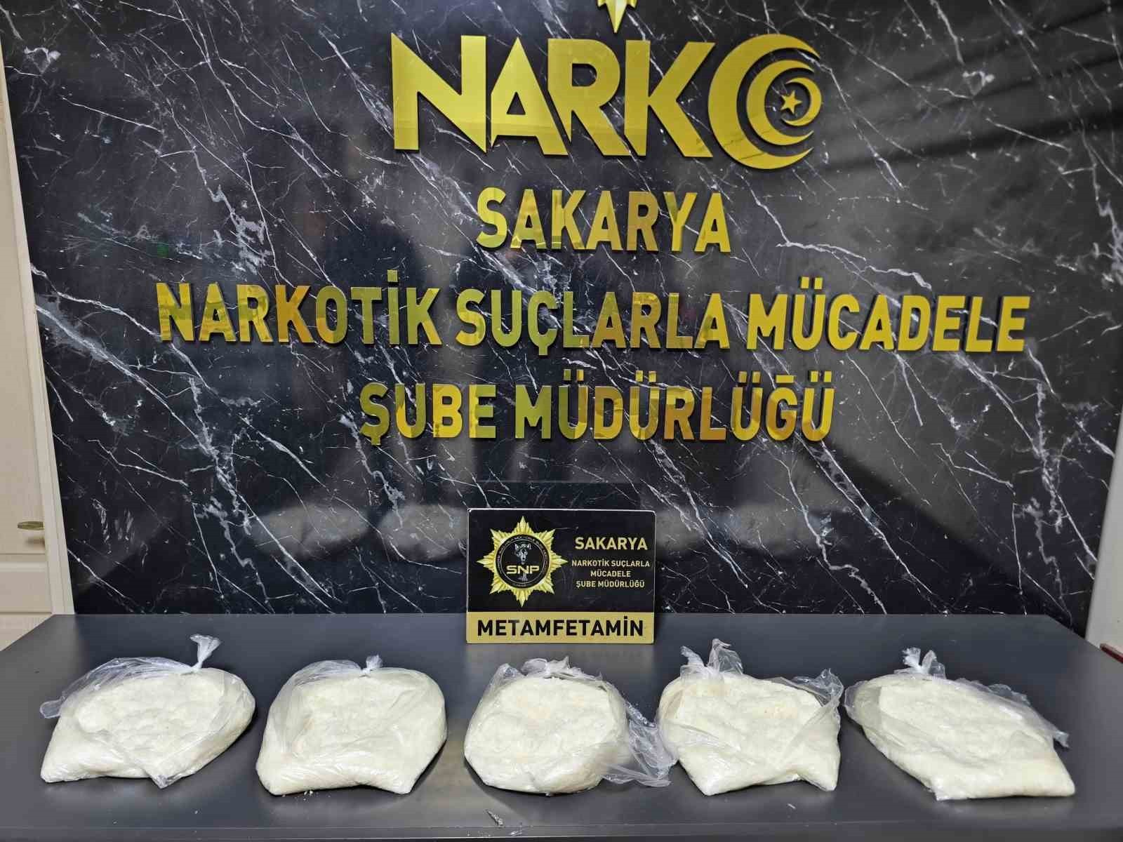 İSTANBUL’DAN, SAKARYA’YA KENDİ ARACIYLA GETİRDİĞİ 5 KİLO METAMFETAMİNLE YAKALANAN EMEKLİ POLİS...