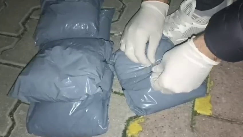 İSTANBUL’DAN, SAKARYA’YA KENDİ ARACIYLA GETİRDİĞİ 5 KİLO METAMFETAMİNLE YAKALANAN EMEKLİ POLİS...