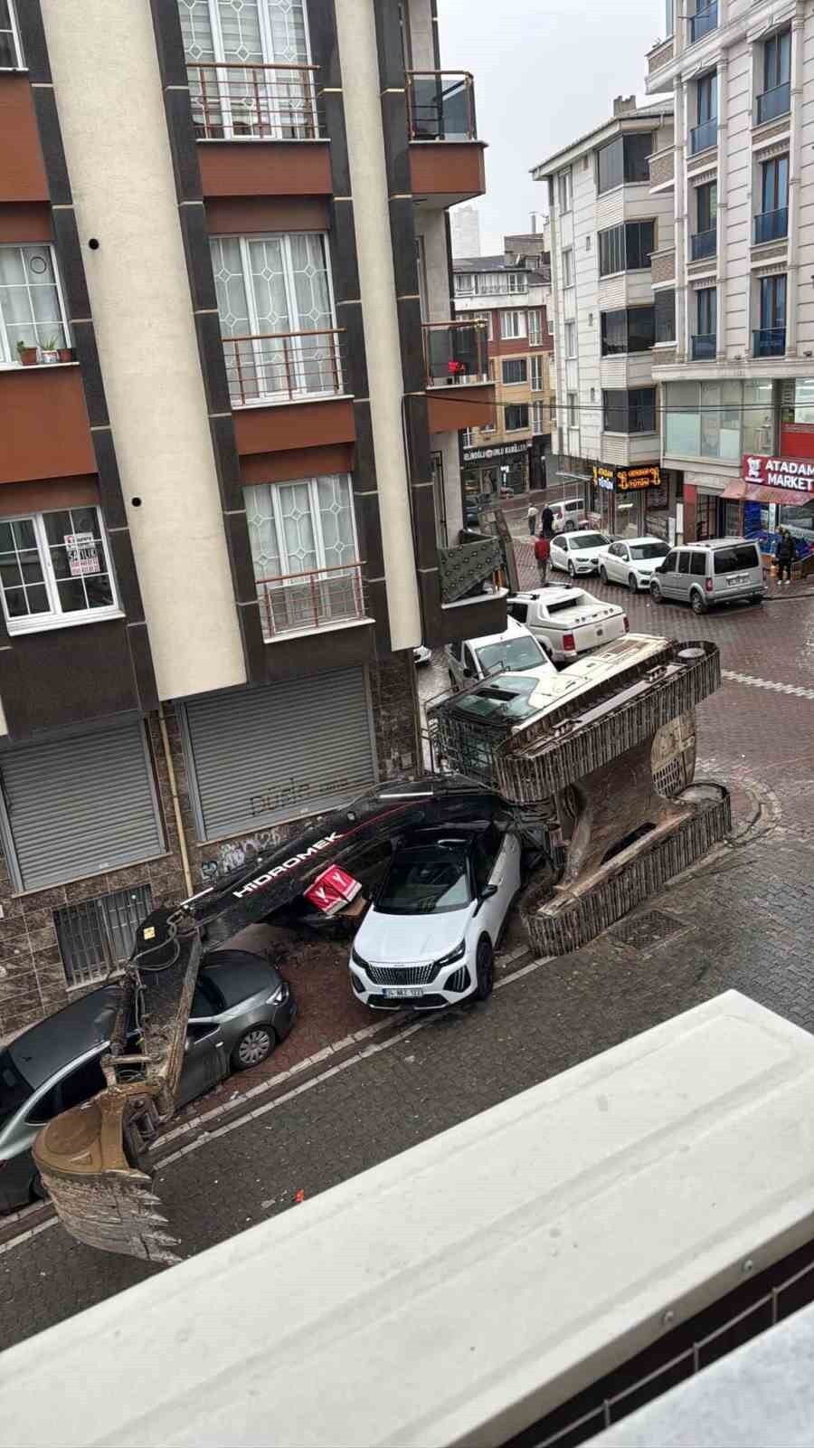 İSTANBUL ESENYURT’TA SEYİR HALİNDEKİ TIRIN DORSESİNDE BULUNAN İŞ MAKİNESİ DEVRİLDİ. OLAYDA PARK...
