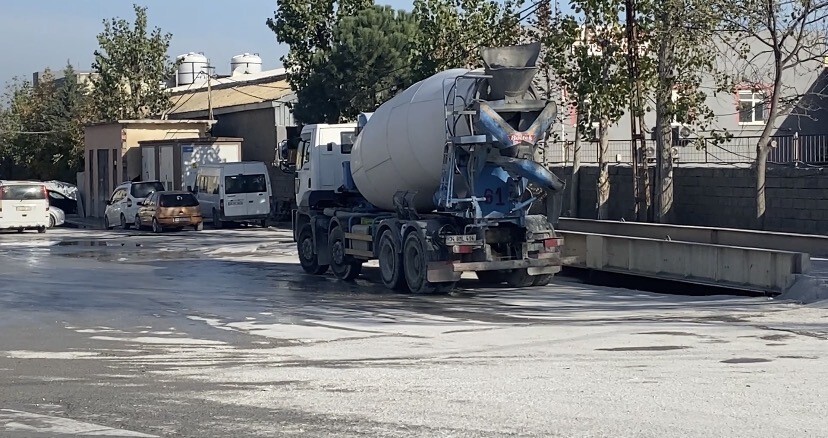 İSTANBUL (İHA) - İSTANBUL SANCAKTEPE’DE ÇİMENTO ÜRETİM ŞANTİYESİNDE ÇALIŞAN BİR İŞÇİ, BETON...