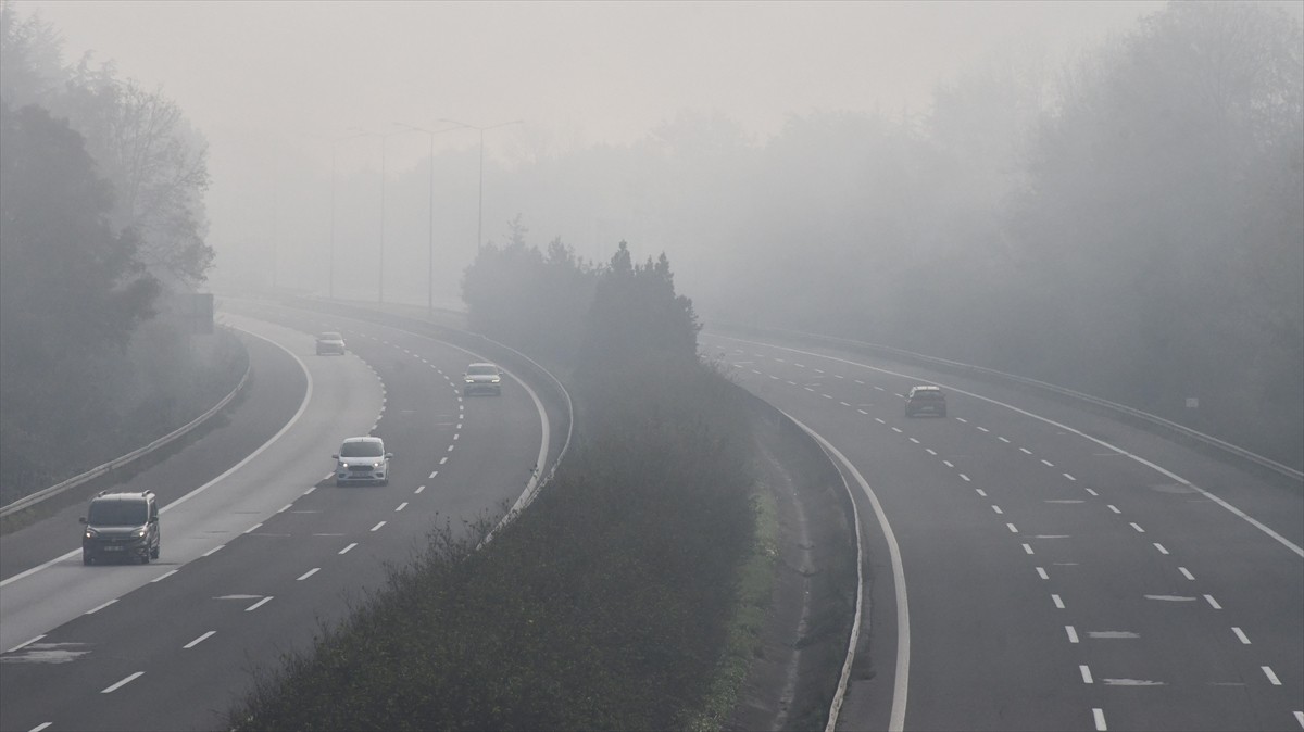 İstanbul ile Ankara arasında ulaşımı sağlayan güzergahlardan Anadolu Otoyolu'nun Düzce geçişindeki...
