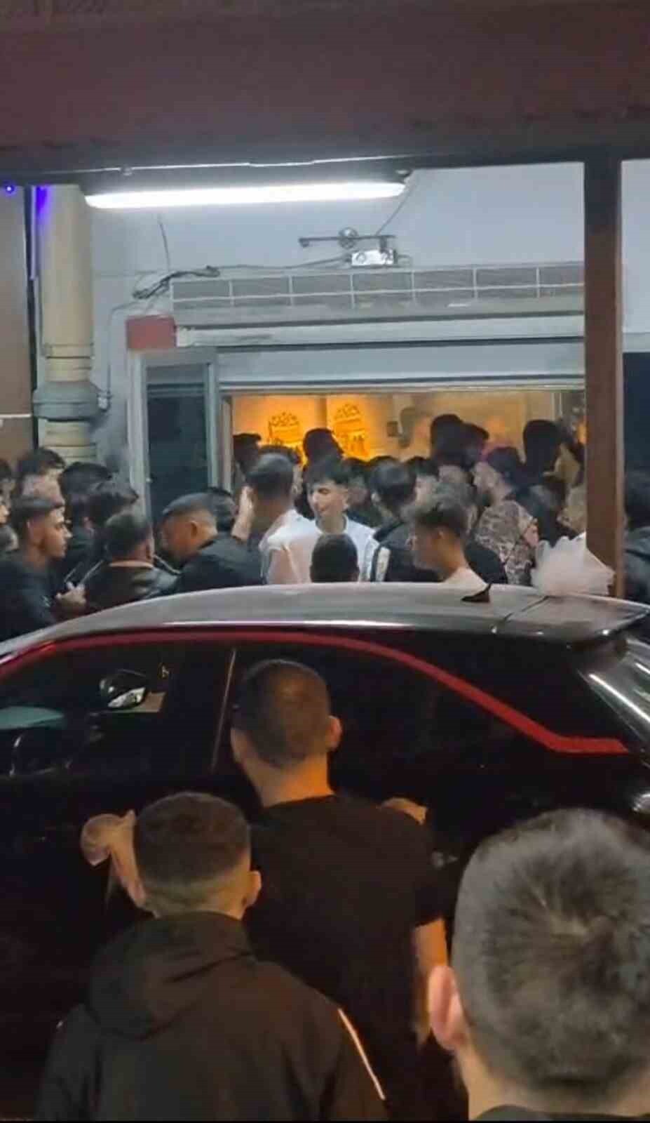 İSTANBUL KARTAL'DA BİR DÜĞÜN SALONUNDA DAVETLİLER ARASINDA KAVGA ÇIKTI. ÇEVREDEKİ VATANDAŞLARIN...