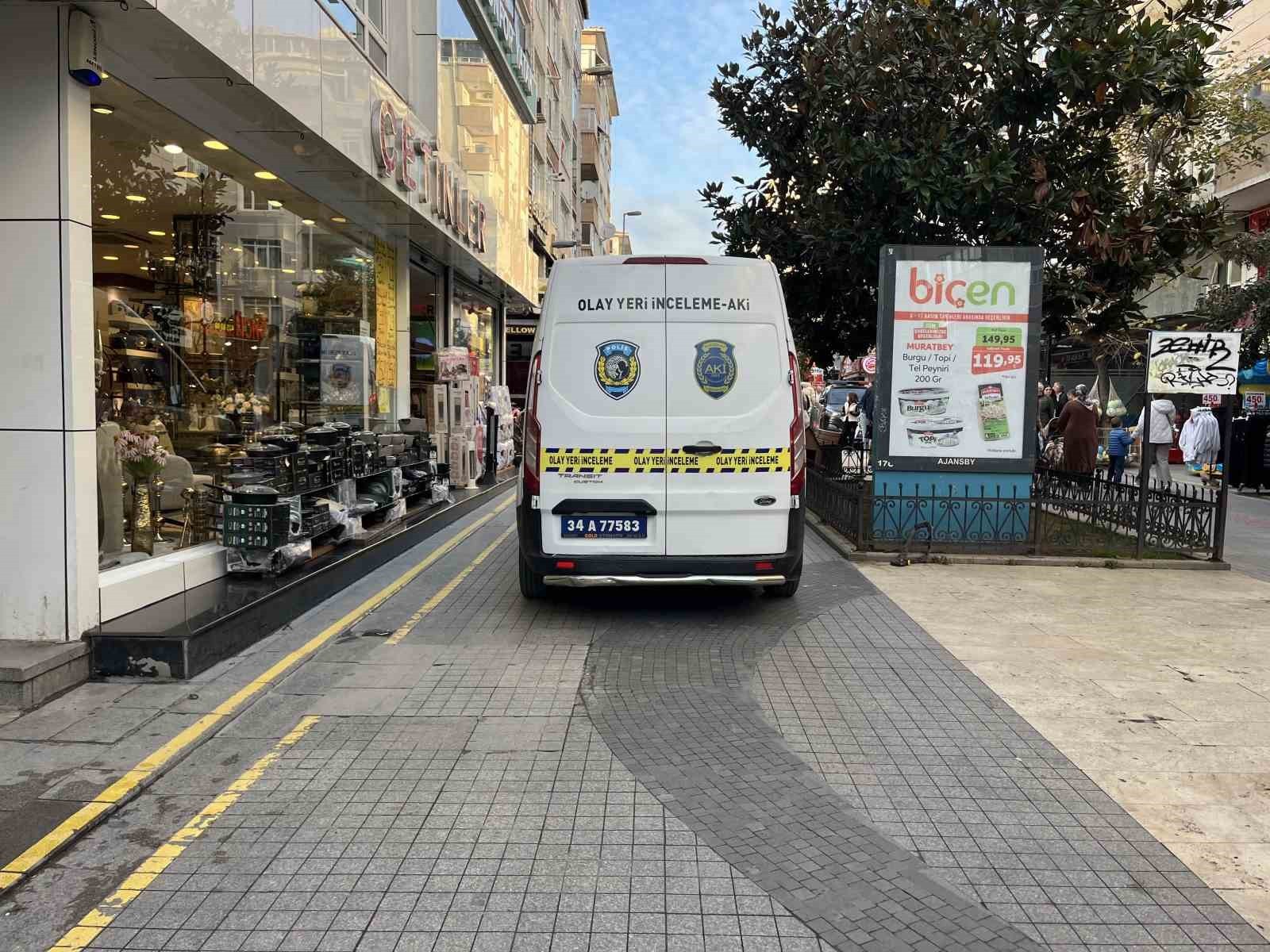 İSTANBUL KÜÇÜKÇEKMECE’DE KAFEDE OTURURKEN KAR MASKELİ BİR ŞAHSIN SİLAHLI SALDIRISINA UĞRAYAN ADAM...