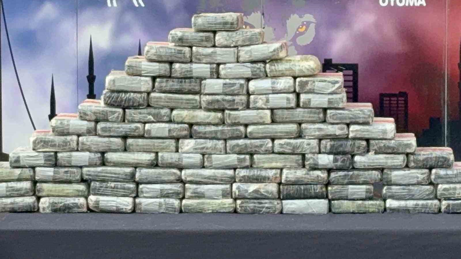 İSTANBUL POLİSİNCE DÜZENLENEN UYUŞTURUCU OPERASYONUNDA ELE GEÇİRİLEN YARIM TONA YAKIN...