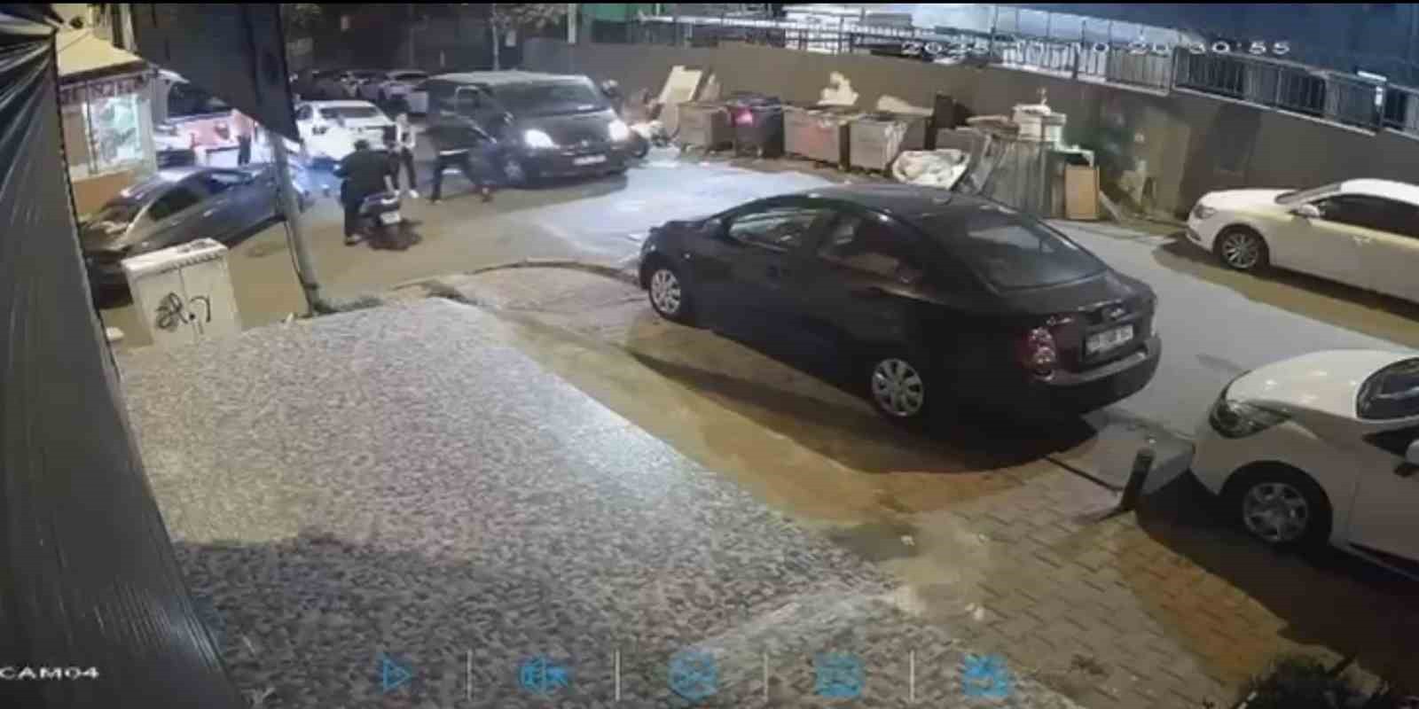 İSTANBUL ŞİŞLİ’DE İKİ SÜRÜCÜ ARASINDA YOL VERME NEDENİYLE ÇIKAN TARTIŞMADA, MOTOSİKLETİN...