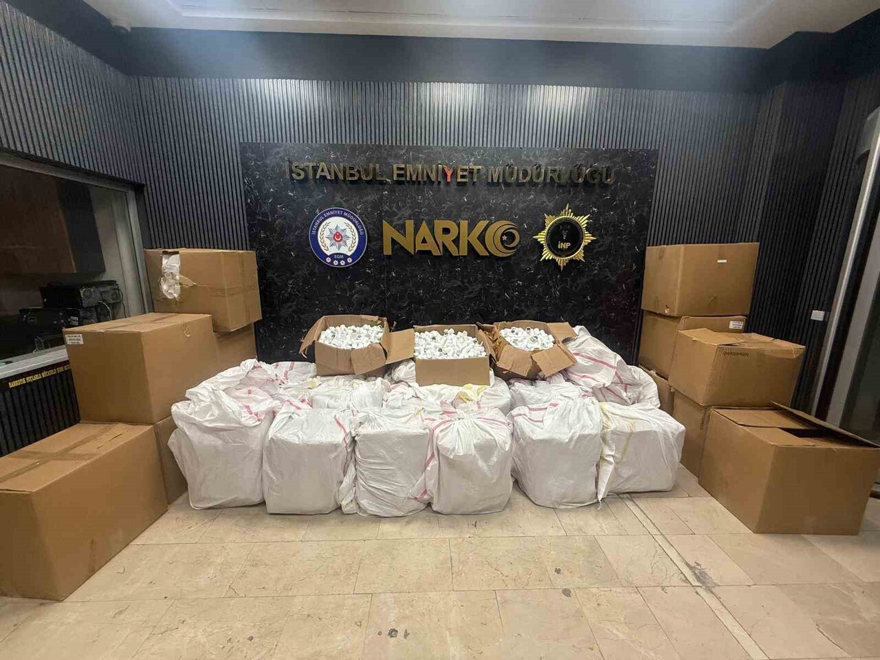 İSTANBUL’UN ZEYTİNBURNU İLÇESİNDE DÜZENLENEN OPERASYONDA 577 BİN 500 SENTETİK ECZA HAP ELE...