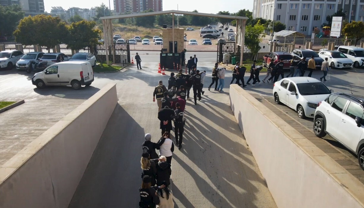 İTİRAZ EDEN MÜŞTERİLERİ SİLAH GÖSTERİP TEHDİTLE ÖDEMEYE ZORLAYAN 12’Sİ ERKEK TOPLAM 29 ŞÜPHELİ...