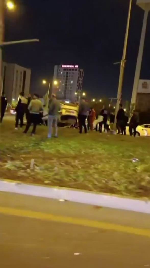 İYARBAKIR’DA SÜRÜCÜSÜNÜN DİREKSİYON HAKİMİYETİNİ KAYBETTİĞİ ARAÇ TAKLA ATARAK REFÜJE ÇIKTI. KAZADA...