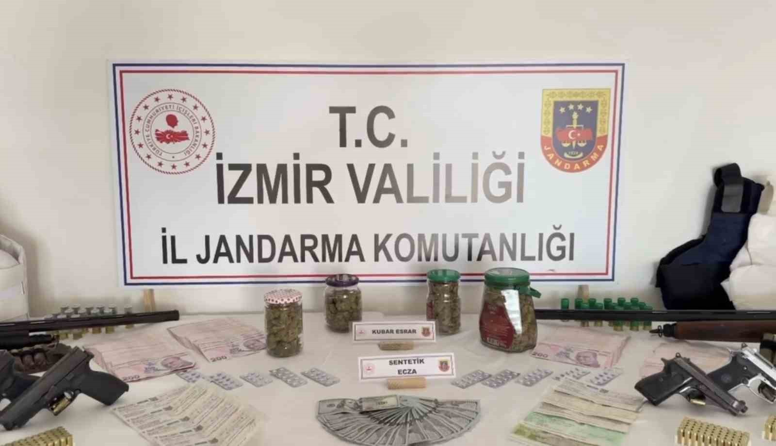İZMİR'DE 'SARAÇLAR' ADLI ORGANİZE SUÇ ÖRGÜTÜNE YÖNELİK DÜZENLENEN OPERASYONDA, JANDARMADAKİ...