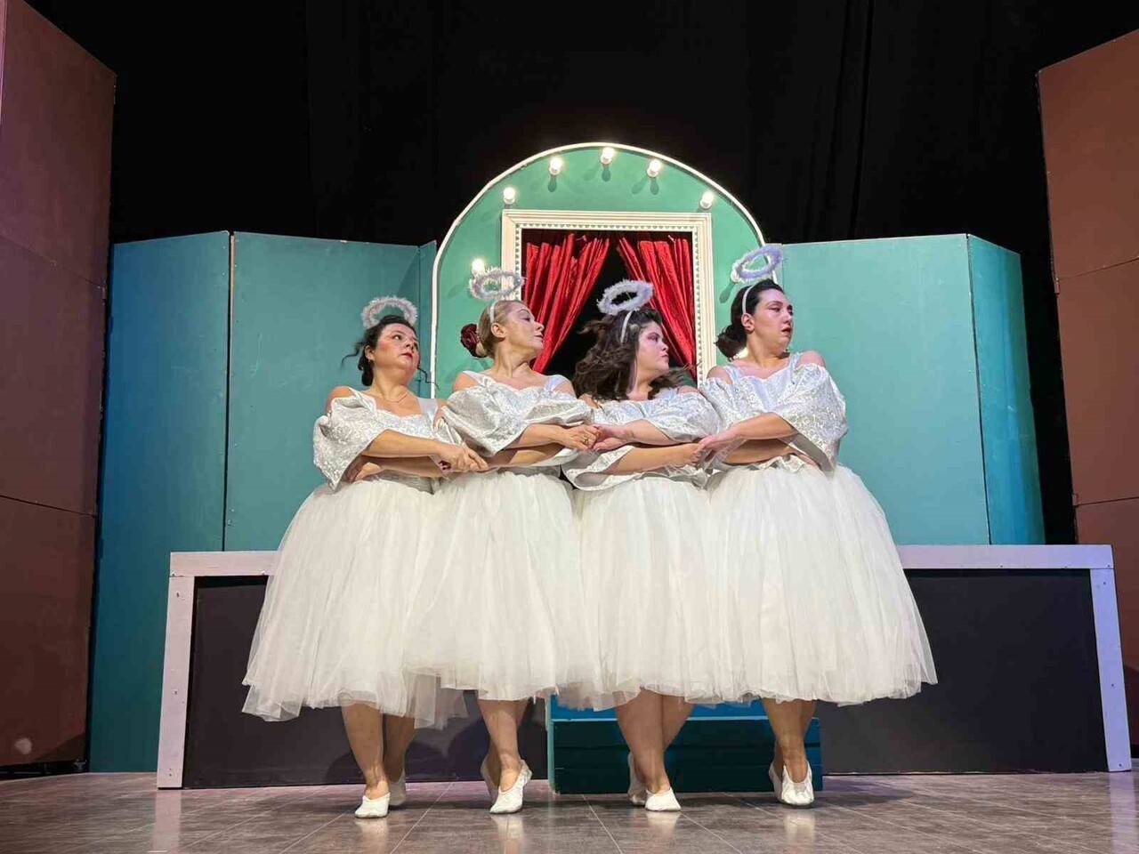 İZMİR'DE EKİM AYINDA PERDELERİNİ AÇAN HİSSELİ HARİKALAR KUMPANYASI, ŞEHRİN KÜLTÜR-SANAT GÜNDEMİNDE...